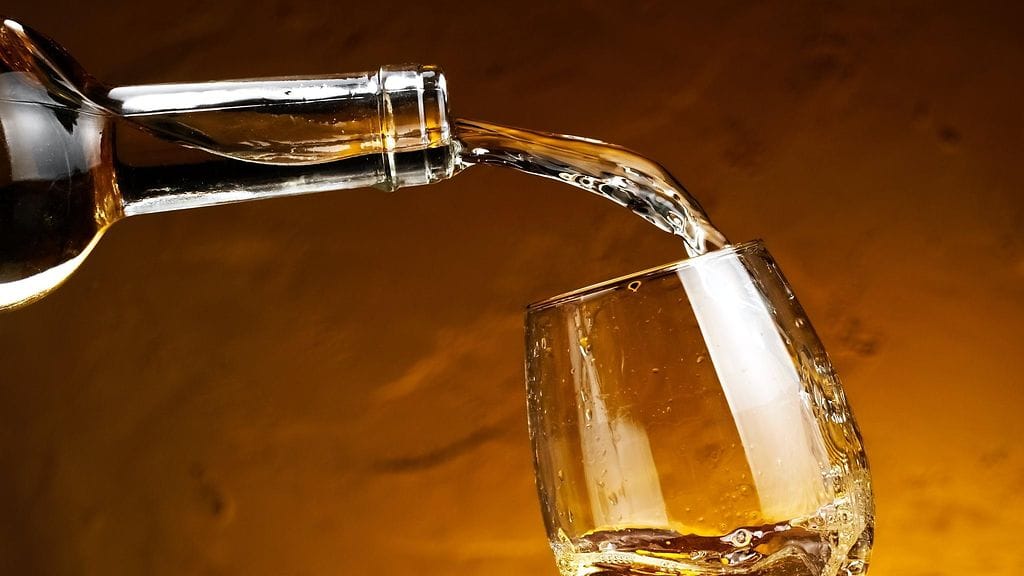 Viinipullo sellaisenaan voi olla tylsä lahja, mutta personoituna hauska!