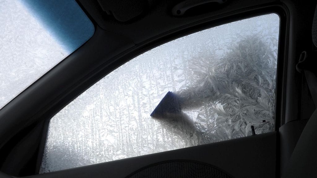 Kauttaaltaan jäässä olevat ikkunalasit saivat aikaan Polvijärvellä melkoisen tapahtumien sarjan. Kuvituskuva.