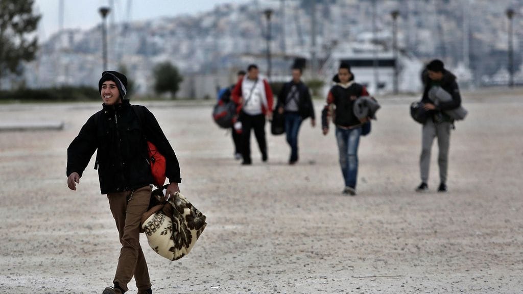 Pakolaiset poistuivat tilapäisesta majoituksesta olympiastadionilta Ateenassa 16. joulukuuta 2015. EU-johtajat ovat tuskastuneet Kreikan lepsuilusta pakolaisten suhteen.