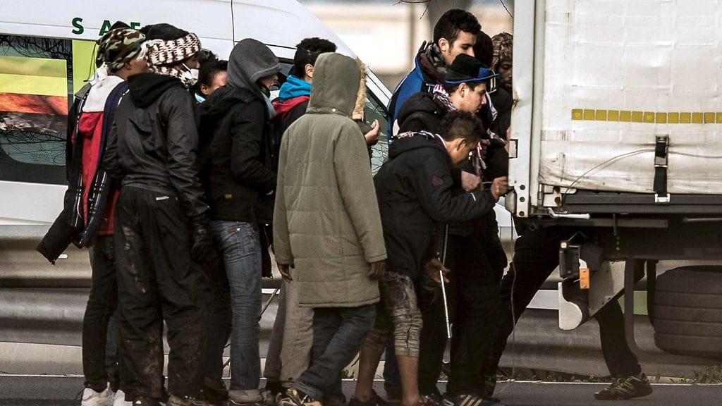 Pakolaisia Englannin kanaalin alittavan tunnelin läheisyydessä Calais'ssa, Ranskassa 17.12.2015.