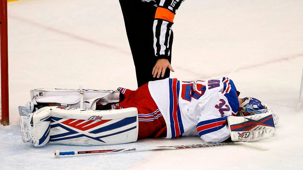 Antti Raanta vaipui jään pintaan maskiosuman jälkeen.