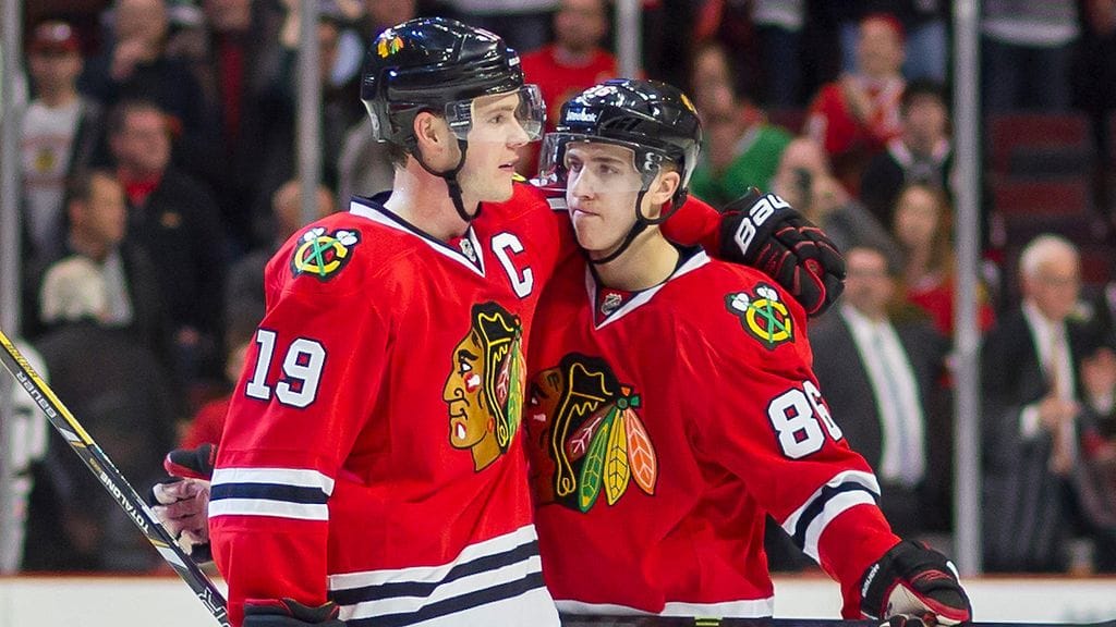 Jonathan Toews on ottanut Teuvo Teräväisen siipiensä suojaan (arkistokuva).