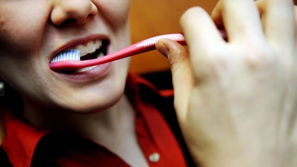 Hammasharjan asentoon kannattaa kiinnittää huomiota parhaan tuloksen saavuttamiseksi.