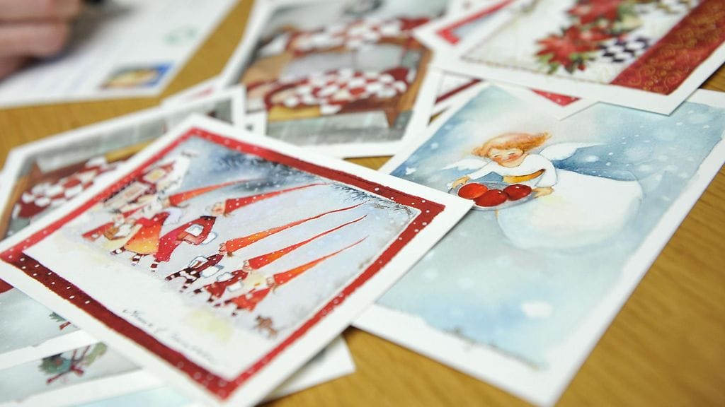 Joulua rakastava poika on saanut joulukortteja ympäri maailmaa aina Etelämannerta myöten.