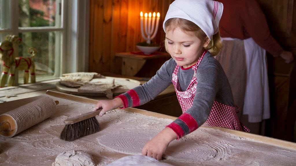 Kruununprinsessa Victorian ja prinssi Danielin esikoinen Estelle puuhailee maalaistunnelmissa.