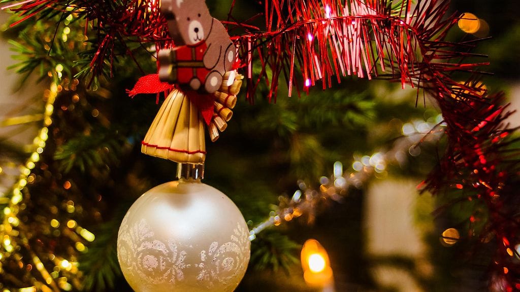 Ennen vanhaan Suomessa kuusen oksilta saattoi löytyä leivonnaisia, omenoita, konvehteja, paperista leikeltyjä kuvia, olkikoristeita ja erityisesti itsenäistymisen aikaan lippunauhaa.