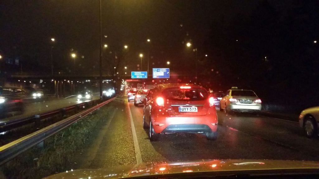 Hämeenlinnanväylä on jonoutunut kilometrien matkalta.