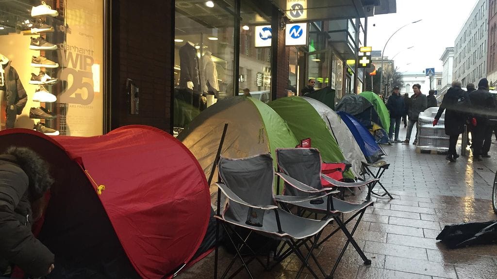 Adidas Yeezy Boost 750 -nimellä kulkevat kengät ovat villinneet myös suomalaiset. (1)