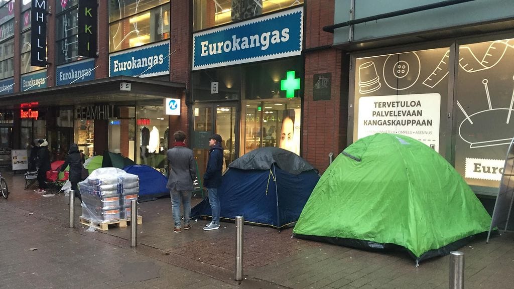 Adidas Yeezy Boost 750 -nimellä kulkevat kengät ovat villinneet myös suomalaiset. (2)