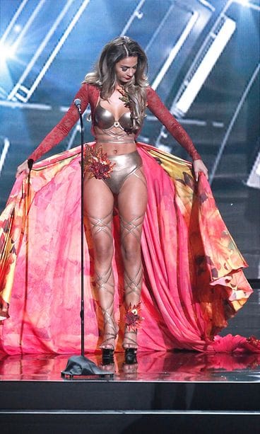 Rosa-Maria Ryyti kansallispuvussa 16.12.2015 1