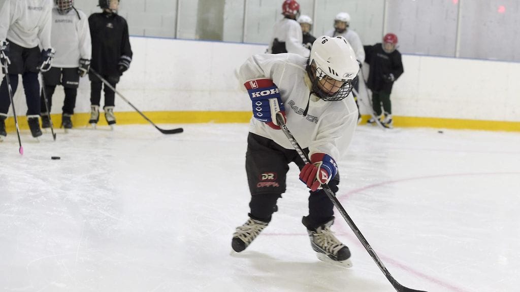 Esam Kotsalainen Iceheartsin jääharjoituksissa Vuosaaren jäähallissa Helsingissä 17. joulukuuta 2015.