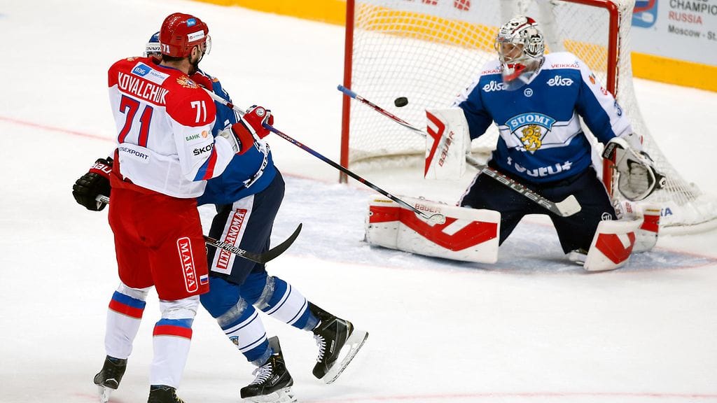 Ilja Kovaltshuk ohjaa kiekon ohi Harri Säterin.