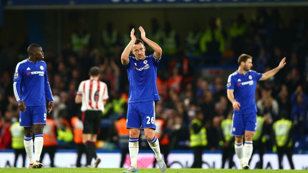 Chelsean kapteeni John Terry antoi aplodit Stamford Bridgeb yleisölle voittopelin jälkeen.