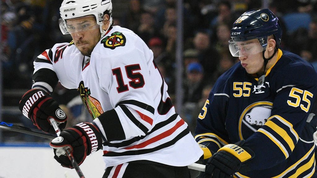 Rasmus Ristolainen vas.) ja Chicagon Artem Anisimov kaksinkamppailussa.