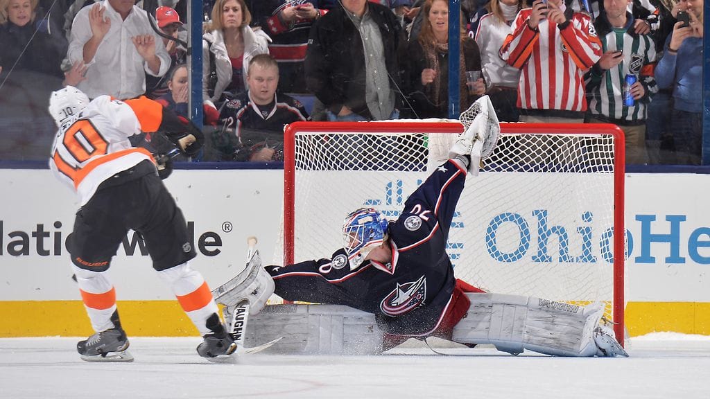 Joonas Korpisalo torjuu ratkaisevassa rankkarissa Brayden Schennin yrityksen.
