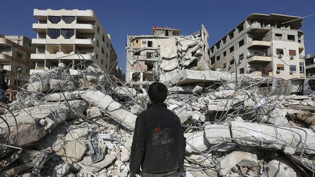 Siviili katseli tuhoutunutta Damaskoksen kaupunkia Syyriassa joulukuussa 2015.