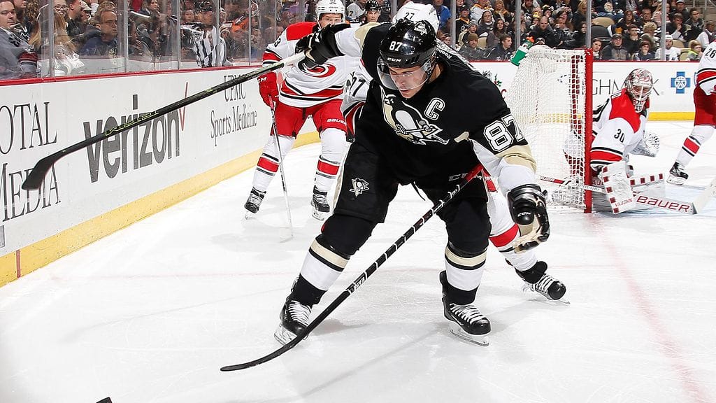 Sidney Crosby loukkaantui lauantain ottelussa Carolina Hurricanesia vastaan.