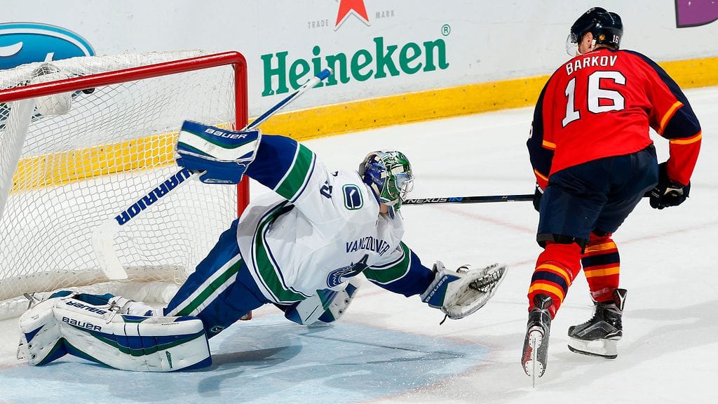 Aleksander Barkov mielipuuhassaan - Ryan Miller on voimaton.