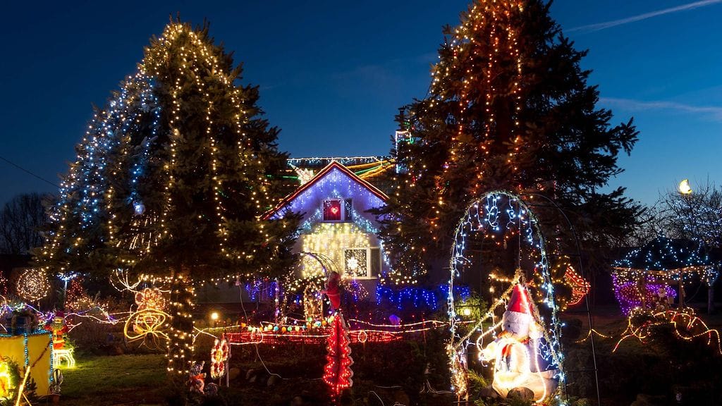 Näin runsailta ja vihreiltä näyttävät jouluvalmistelut Puolassa 20. joulukuuta 2015.