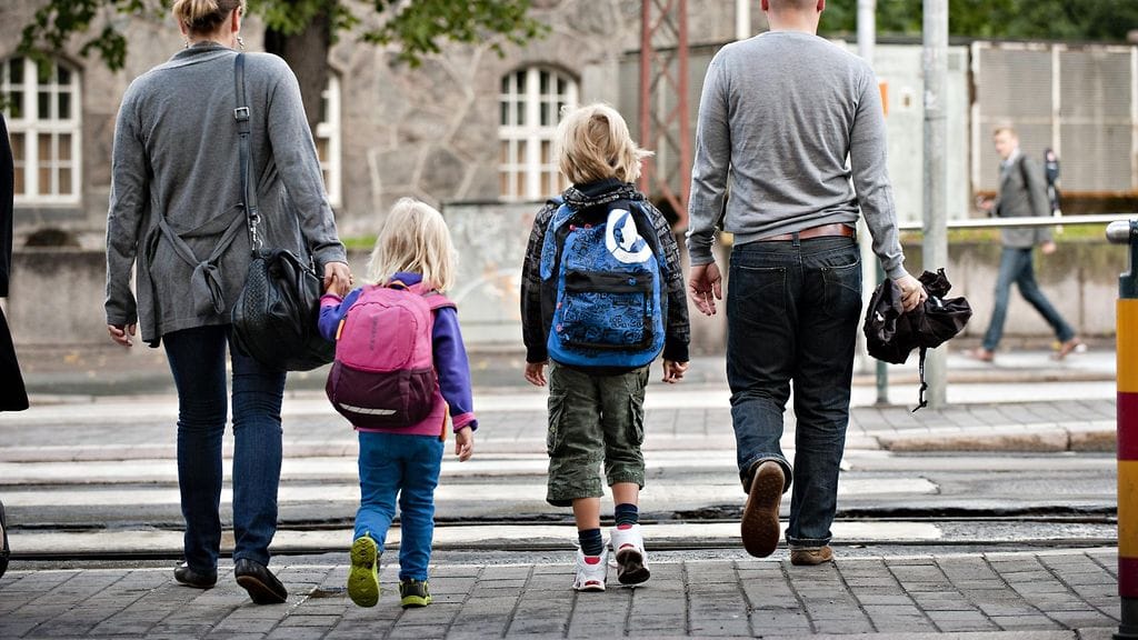 Osa vanhemmista voi kokea paineita siitä, miten hyvin he onnistuvat kasvattajina. Kuvituskuva.