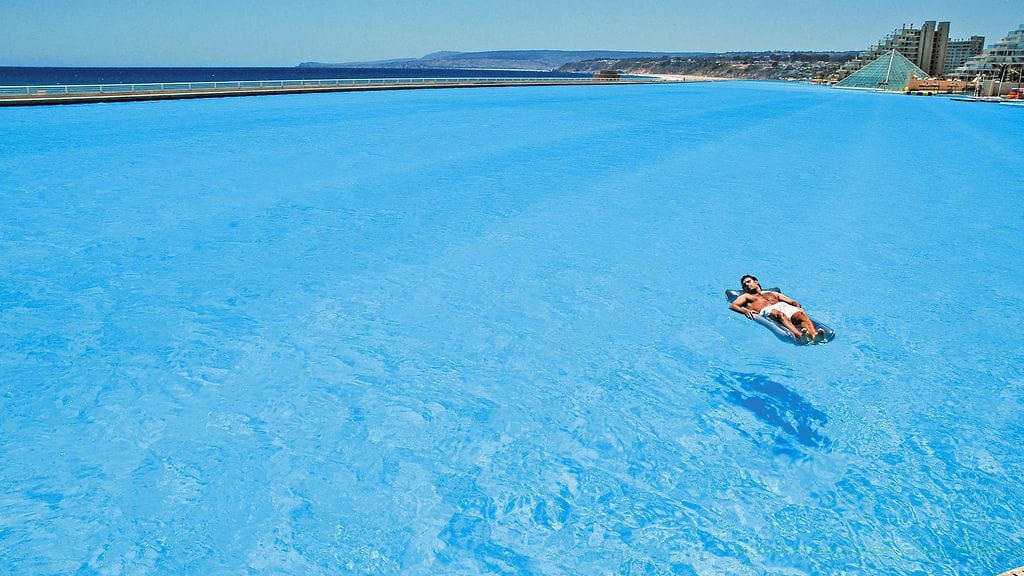 Maailman suurimalla uima-altaalla ei ainakaan tarvitse huolehtia muihin uimareihin törmäämisestä.