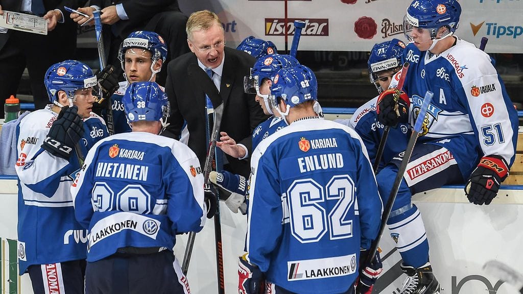 Kari Jalonen (kesk.) ohjeisti pelaajiaan Prahassa viime torstaina.