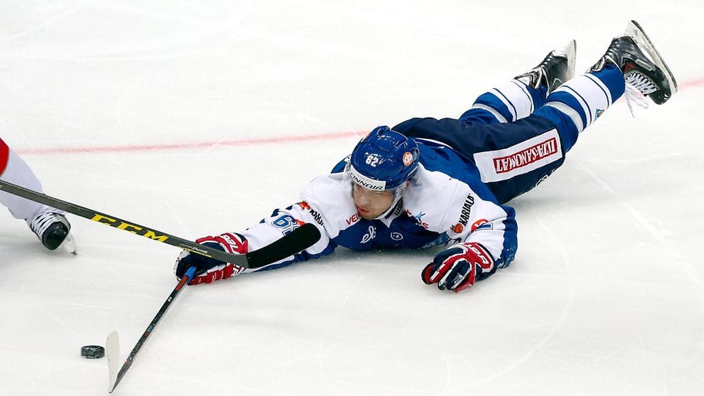 Jonas Enlund näytti mahalaskun mallia Venäjä-pelissä.