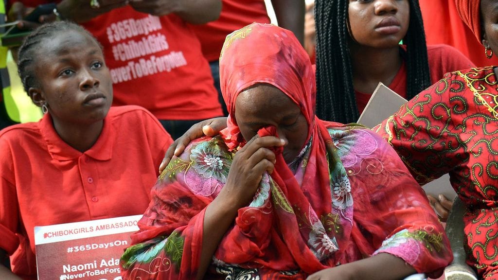 Sukulaiset itkemässä Boko Haramin kaappaamien koulutyttöjen puolesta  viime vuonna, kun kaappauksesta oli kulunut 500 päivää.