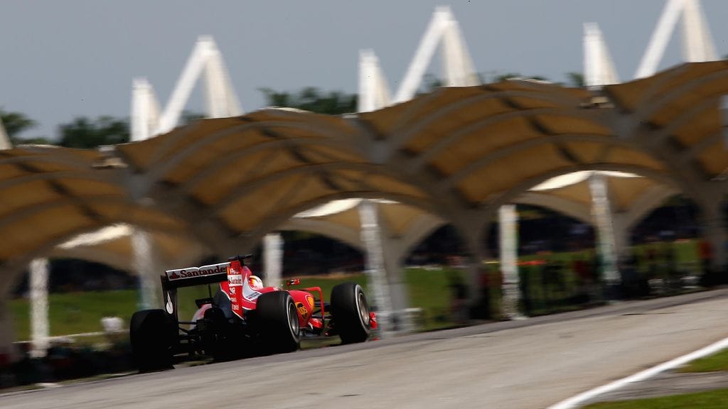 Sebastian Vettel vauhdissa Sepangin radalla viime maaliskuussa.
