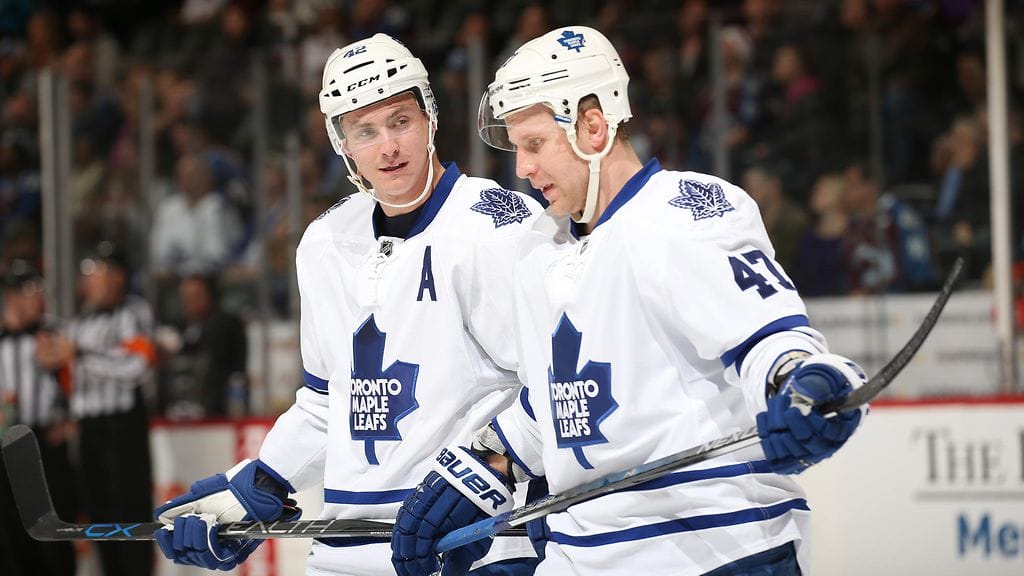 Tyler Bozak (3+0) ja Leo Komarov (2+1) olivat lennossa maanantaina.