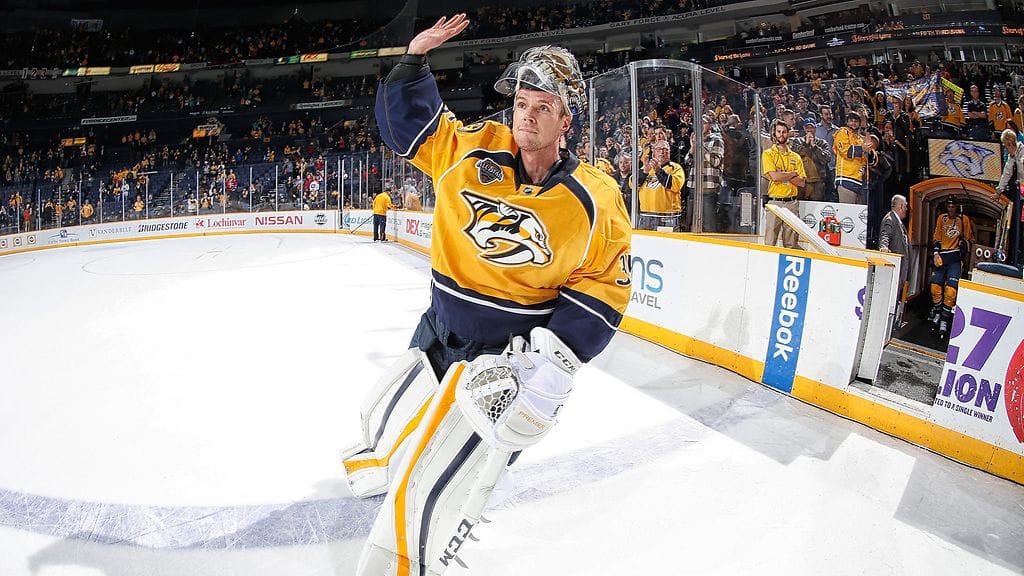 Ottelun kolmostähti Pekka Rinne tervehti faneja.