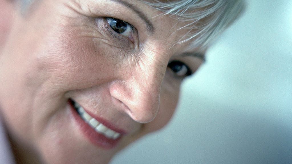 Valkoihoiset ihmiset alkavat harmaantua tyypillisesti noin 35-vuotiaana, aasialaistaustaiset lähempänä 40 ikävuotta ja afroamerikkalaiset noin 45-vuotiaana. Kuvituskuva.