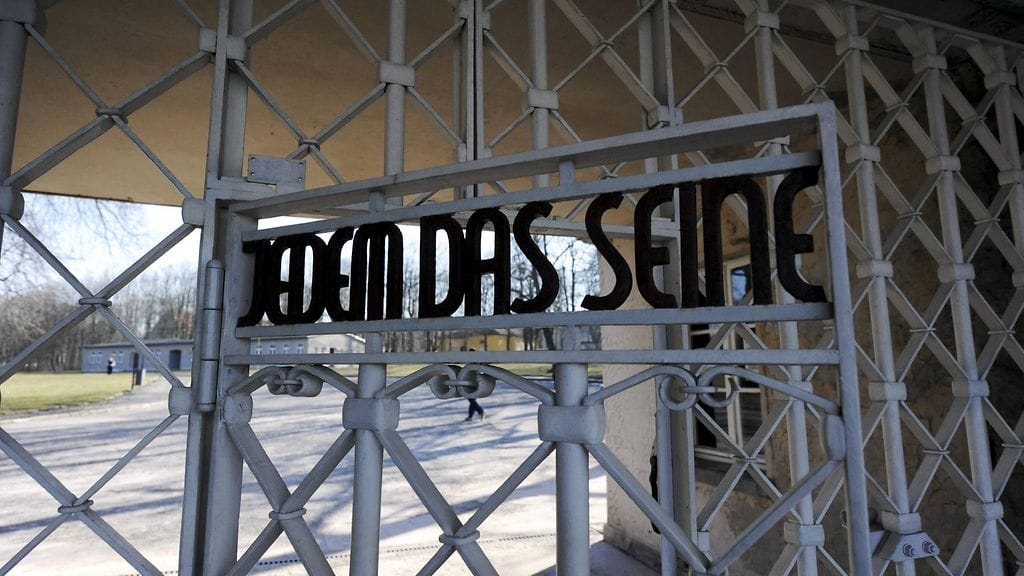 Sananlasku "Jedem das Seine" kirjoitettuna Buchenwaldin keskitysleirin rautaporttiin.