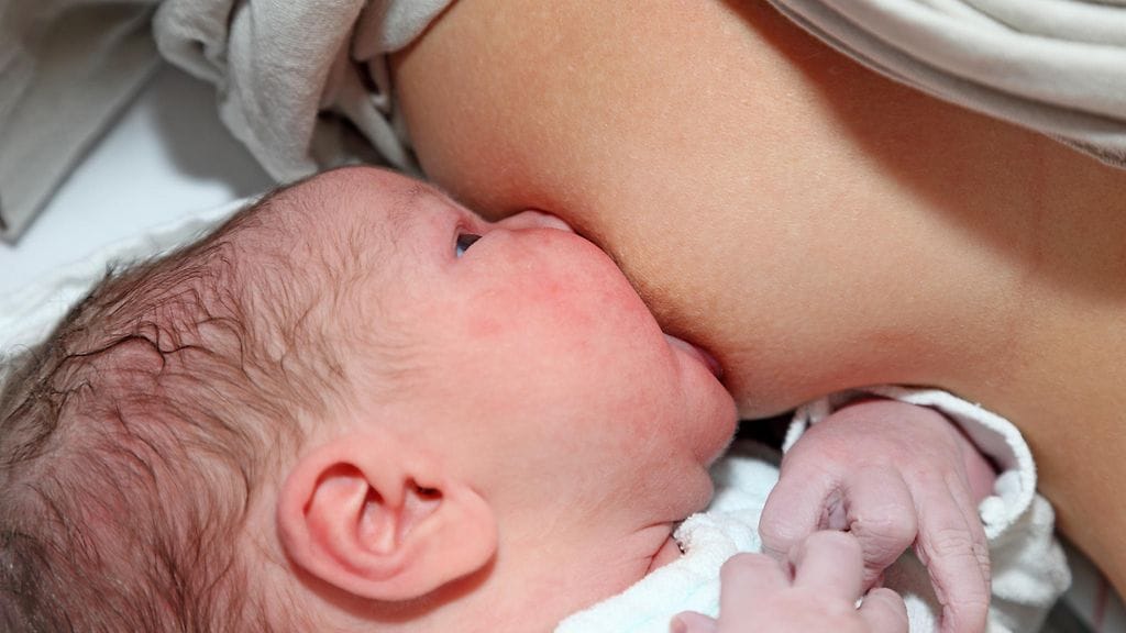 Lihaksistoa surkastuttavan sairauden kanssa kamppaileva äiti päätti imettää lääkärien epäilyksistä huolimatta.