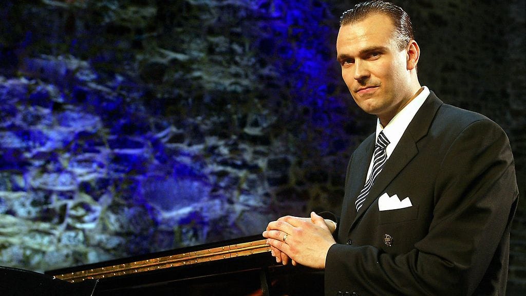 Petrus Schroderus voitti Timo Mustakallio -laulukilpailun vuonna 2004. Kansallisoopperassa hän työskenteli vuosina 2004-2012. Poliisiksi Ouluun hän palasi vuonna 2012.