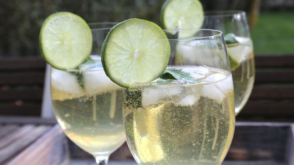 Raikas Hugo-booli sopii juhlajuomaksi