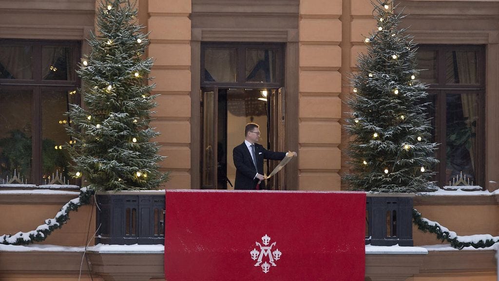 Turun kaupungin protokollapäällikkö Mika Akkanen julisti joulurauhan alkaneeksi Turussa jouluaattona 24. joulukuuta 2014.