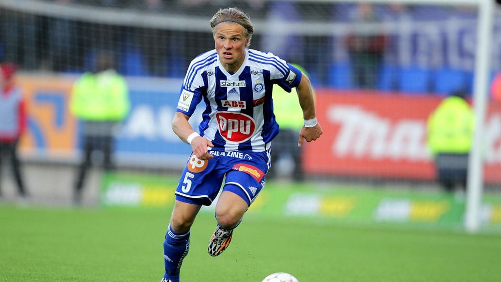 Tapio Heikkilä HJK:n paidassa