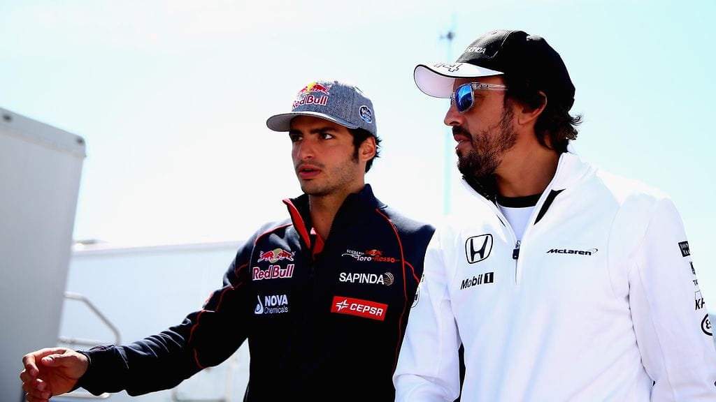 Carlos Sainz ja Fernando Alonso tulevat juttuun.