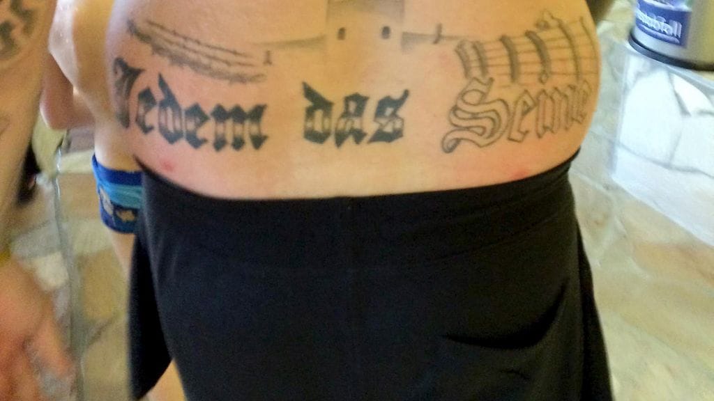 Tatuoinnissa on keskitysleirin kuva ja lukee “Jedem das Seine” (jokaiselle ansionsa mukaan). Kuva julkaistiin Facebookissa, minkä jälkeen poliisi alkoi tutkia asiaa.