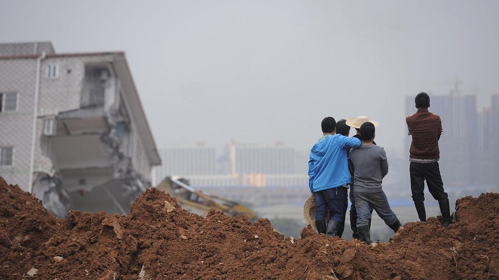 Ihmisiä etsimässä sukulaisiaan turmapaikalla 22.12.2015.