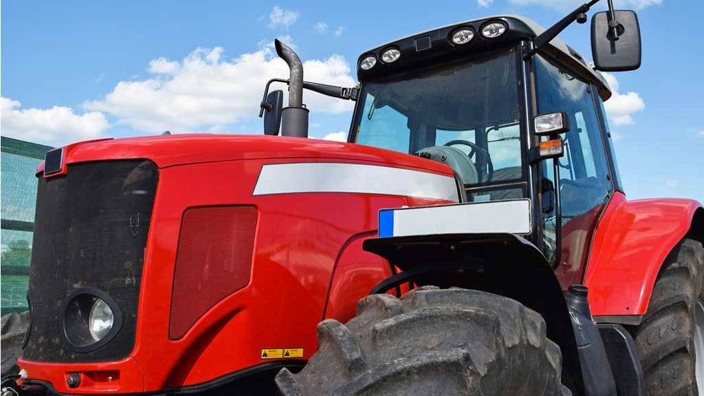 Mies jäi traktorin perään kiinnitettävän kaivurin penkin ja rakenteiden väliin. Kuvituskuva.