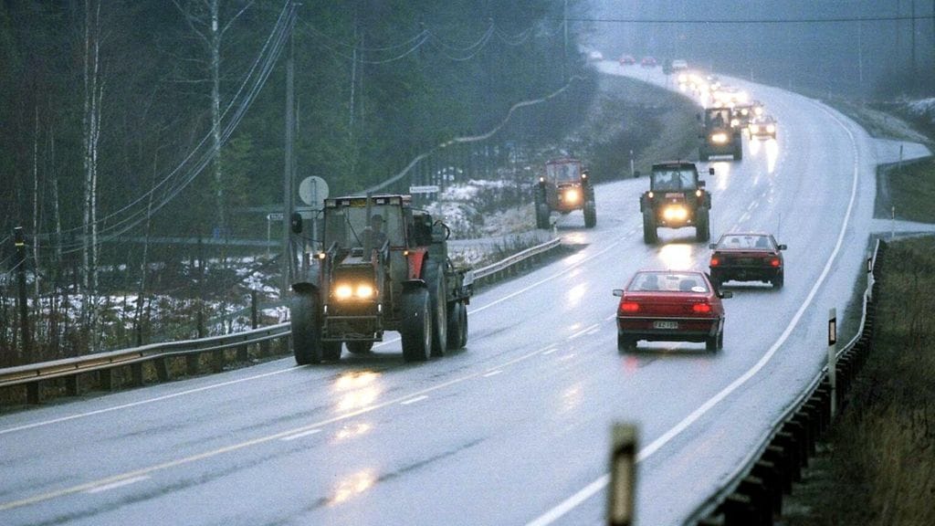 Traktoreiden kuljettajina saavat toimia henkilöt, joilla ei ole minkäänlaista koulutusta tavaraliikenteeseen tai tieliikenteeseen. Tämä voi SKALin mukaan heikentää liikenneturvallisuutta.