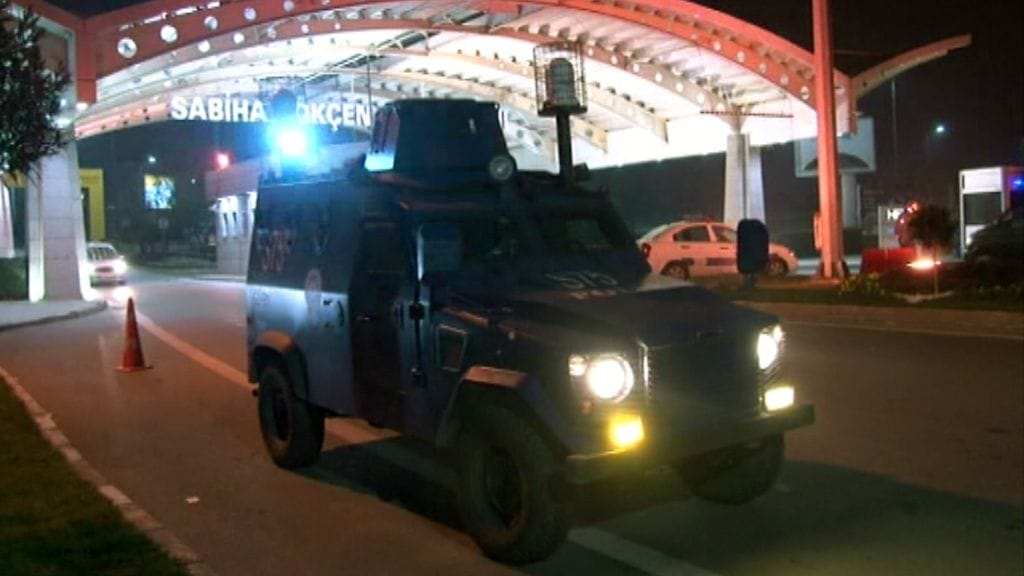 Turvatoimia tiukennettiin Sabiha Gokcenin lentokentällä räjähdyksen jälkeen.