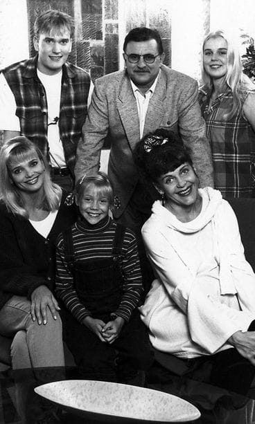 Blondi tuli taloon -porukka (Niko Sinervä, Esko Salminen, Lotta Onttonen, Anu Hälvä, Saara Ylitalo, Eeva Eloranta) 1994