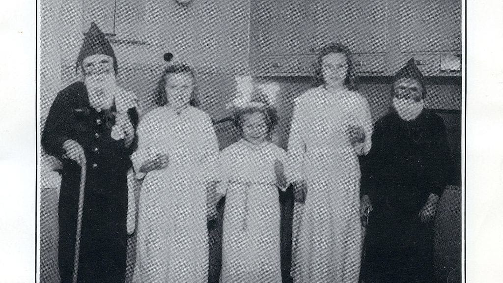 Lucia-päivä vuonna 1943, jolloin kuvassa keskellä oleva Liisa Pöyhönen sai kunnian olla päähenkilö. Kulkue kiersi talosta taloon laulamassa. Kuva oli kiitoskortissa, jonka Pöyhönen kirjoitti Ruotsin "keinosukulaisilleen" vuonna 1983.