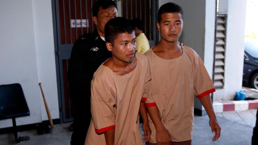 Kuolemaantuomitut siirtotyöläiset saatettiin ulos oikeussalista Koh Samuin saarella Thaimaassa 24. joulukuuta 2015.