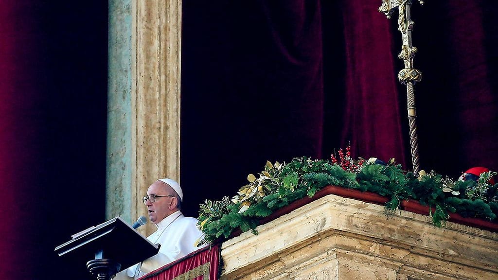 Paavi Franciscus on vedonnut pakolaisten puolesta urbi et orbi -siunauksessaan.