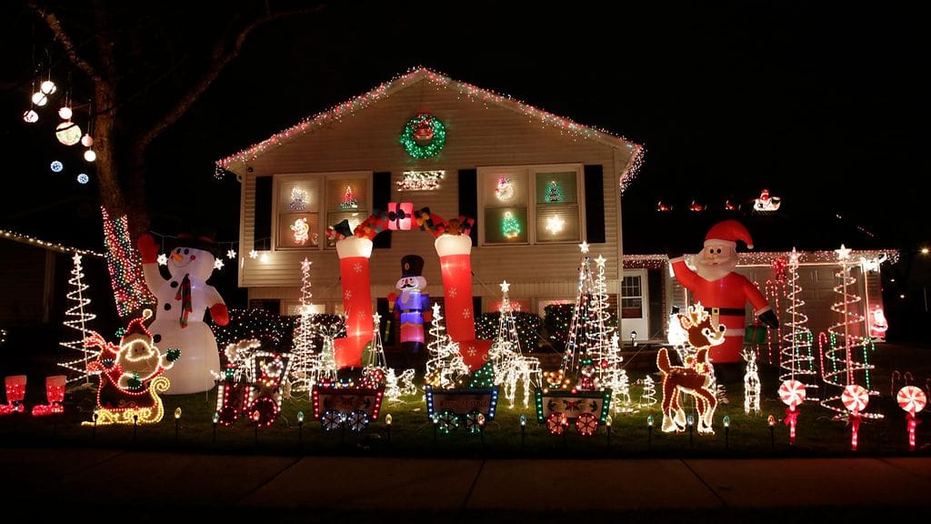 Yhdysvaltojen Illinoisissa jouluvaloilla koristeltu talo.