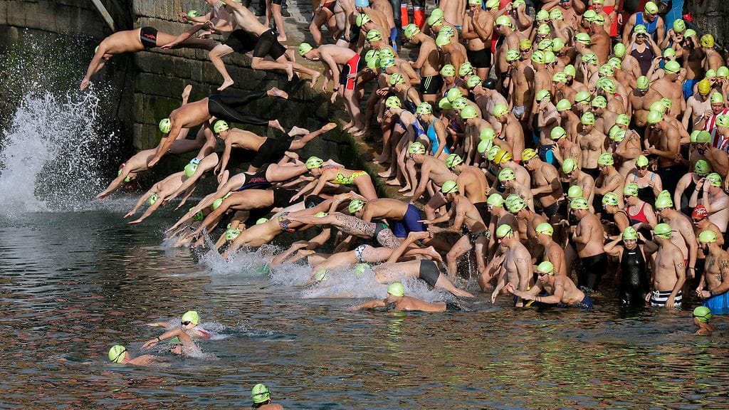 espanja joulu barcelona joulupukki uiminen